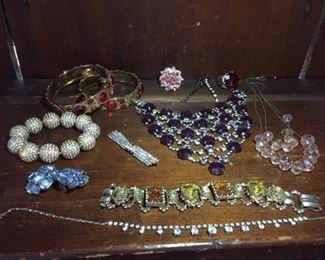 Lot of assorted costume jewelry https://ctbids.com/#!/description/share/311967