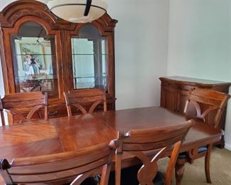 Solid Wood Complete Dining Room Set in great condition!