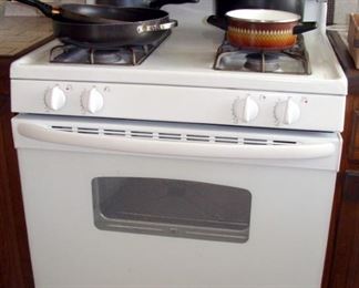 Gas Stove, Oven, GE, General Electric, White, Cookware, Pots, Pans, Enamel