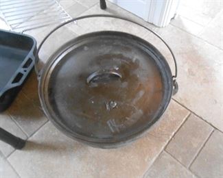 Heavy-duty cast iron #12 pot with lid
