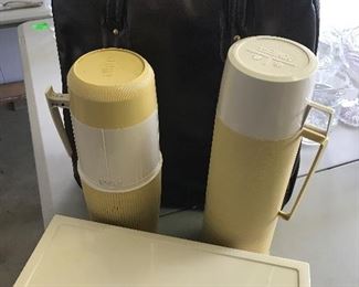 Thermos set with carry case
