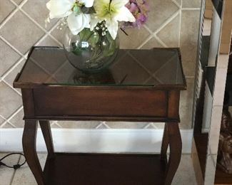 Ethan Allen vintage end table.  We have 3 of these wonderful tables.
