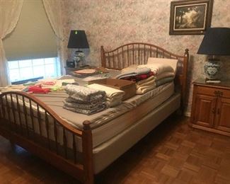Queen Size Bedroom Suite, bad, 2 nightstands, dresser 