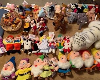 Disney beanies: 7 Dwarfs: Pooh & friends: Alice in Wonderland