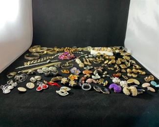 Assorted vintage costume jewlery