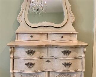Lexington chest of drawers with mirror