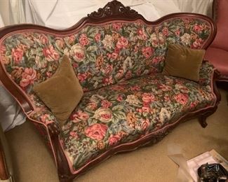 Vintage Victorian style settee, in great condition