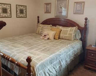 Beautiful solid oak KING size bed quality Thomasville Furniture
