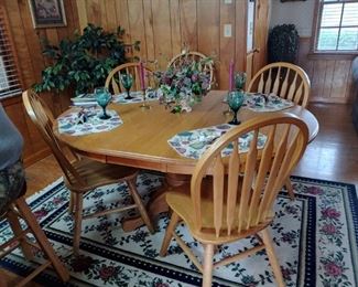 Nice solid oak dining room table and chairs