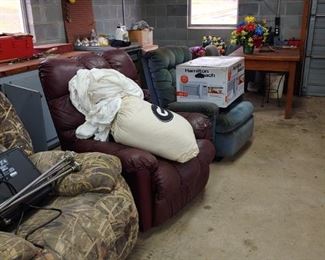 Recliners and other stuff out in the garage Barn