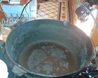 Vintage large cast iron Dutch oven with lid