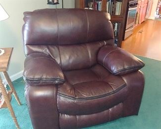 Only one pictured but a beautiful pair I've leather recliners " Catnapper" name brand