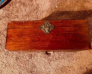 Box in very good contain containing antique stereoscope