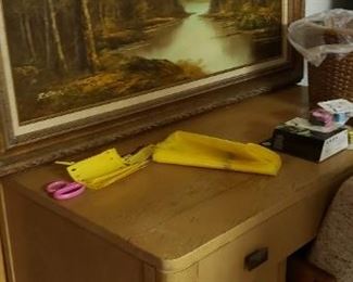 Table/desk has 3 leaves