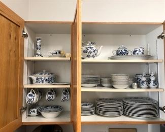Blue and White dishes https://ctbids.com/#!/description/share/315853