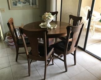 Pedestal Table with 5 chairs