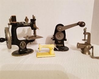 Miniature toy sewing machines