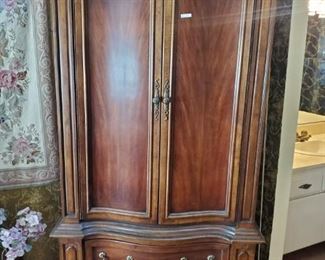 Master bedroom chest in perfect condition.  The copper pot to the left with flowers is also available.