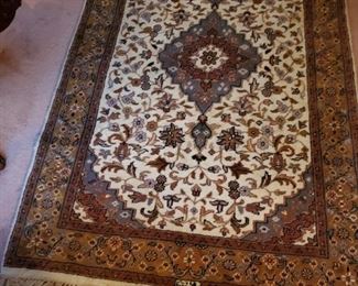 Decorative rug in excellent condition