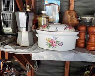 Decorative kitchen items.