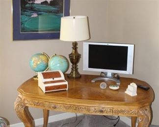 Great table/desk.  A very versatile piece.  