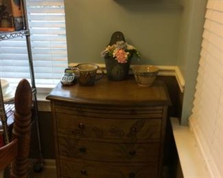 chest with 4 drawers and pull out shelf