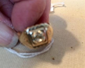 10 K GOLD RING WITH DIAMOND