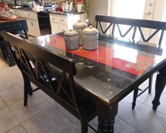 cute kitchen table w/2 benches - self storing leaf