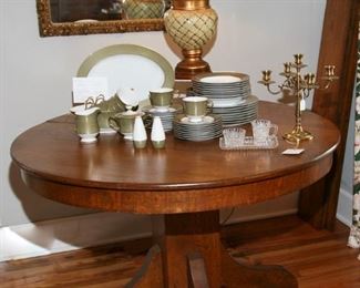 OAK ROUND TABLE WITH 3 EXTRA LEAVES