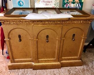 Small gold buffet