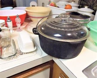 Cast iron pot w/handle & glass lid