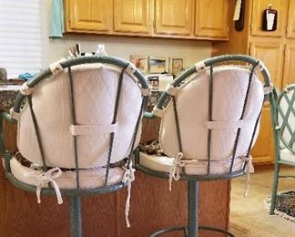 Bar stools that swivel