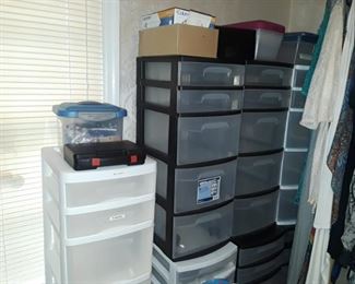 Storage containers 