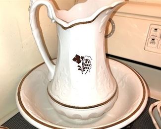 Tea Berry pitcher and basin