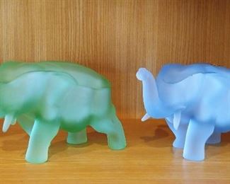  Tiara Indiana Glass Satin Frost Elephant Trinket Box 