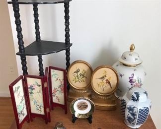 Assortment of collectibles https://ctbids.com/#!/description/share/317391