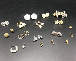 Costume earrings https://ctbids.com/#!/description/share/317399