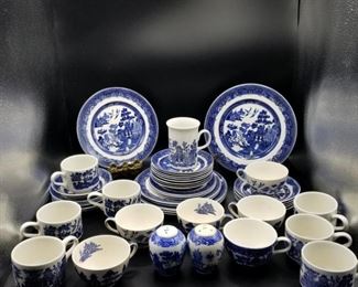 Vintage Blue Willow Pattern Dishes https://ctbids.com/#!/description/share/317420