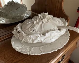 Very old dish, Ardalt Fiori-Bianco Italy according with the history it used to belong to the former USA president Rutherford B. Hayes