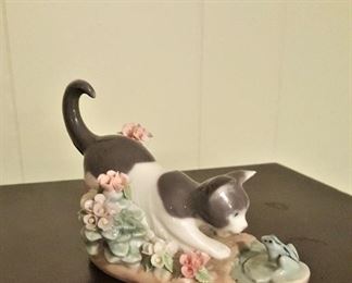 Kitty confrontation cat with Frog (box available)