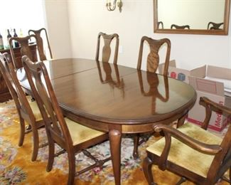 Ethan Allen Queen Anne Table 2 Arm Chairs and 6 additional chairs, 2 leafs 
