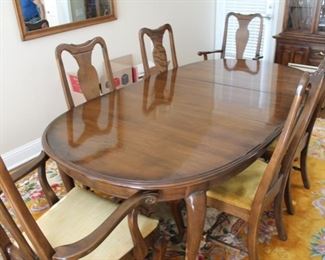 Ethan Allen Queen Anne Table 2 Arm Chairs and 6 additional chairs, 2 leafs 