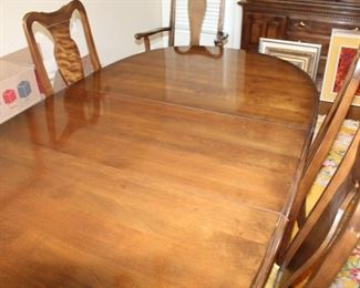 Ethan Allen Queen Anne Table 2 Arm Chairs and 6 additional chairs, 2 leafs 