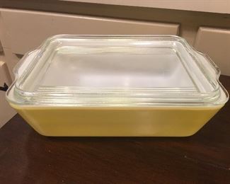 Vintage Pyrex refrigerator dish with lid