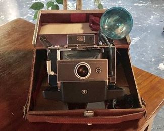 Vintage POLAROID camera in original carrying case and flash bulb 