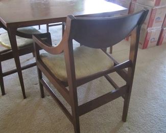 MID MODERN TABLE WITH 2 LEAVES AND 6 CHAIRS