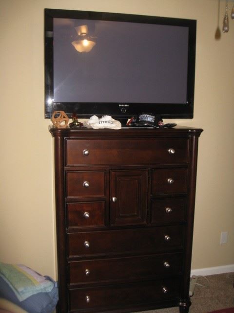 Walter of Wabash chest of drawers with 42 " Samsung tv