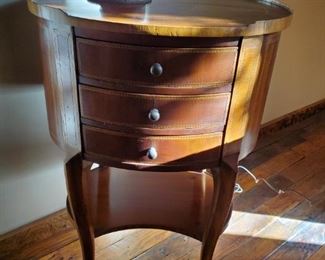 Ebanista "Round Toscana Night Stand in Antiqued Frutal" (29x24x29)