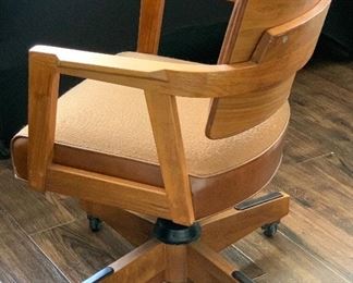 1970’s vintage Gunlocke Rolling Swivel Office Chair	34x24x20in	HxWxD
