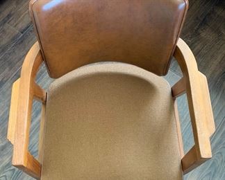 1970’s vintage Gunlocke Rolling Swivel Office Chair	34x24x20in	HxWxD
